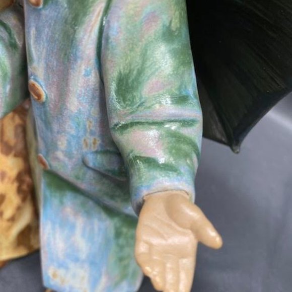 Lladro Figurine "UNDER THE RAIN " #2077 Retired in 1989 - Picture 7 of 8